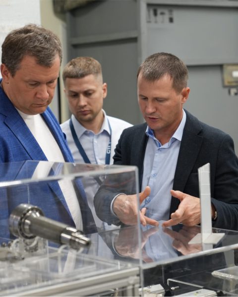 С.А. Алексанин демонстрирует ЭМП Диаконт
